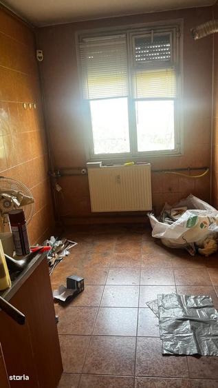 Apartament cu 3 camere semidecomandat în Drumul Taberei