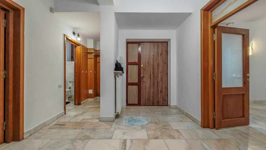 Casă individuală cu 7 camere cu Canalizare în Herăstrău