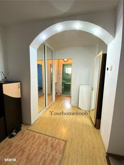 Apartament cu 3 camere semidecomandat în Craiovița Nouă — fotografia 1