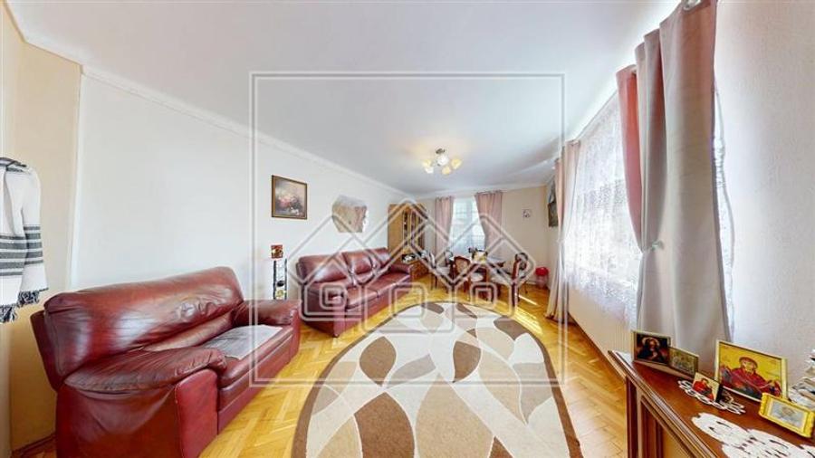 Casă individuală cu 6 camere cu Teren 950 Mp în Valea Aurie