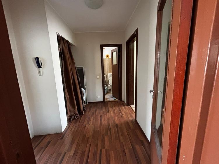 Apartament cu 3 camere semidecomandat în Obor