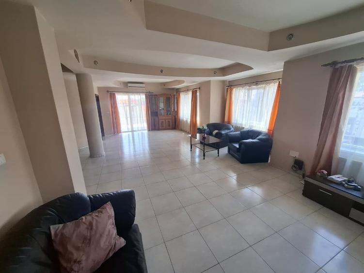 Apartament cu 3 camere semidecomandat în Vest