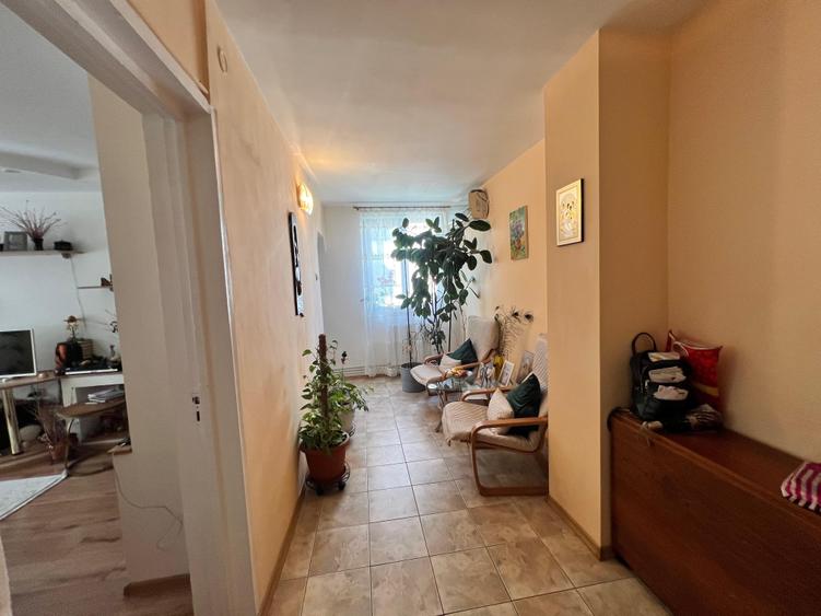 Apartament cu 3 camere decomandat în Far