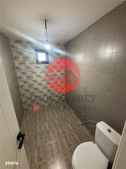 Casă cu 8 camere cu Teren 300 Mp în Central