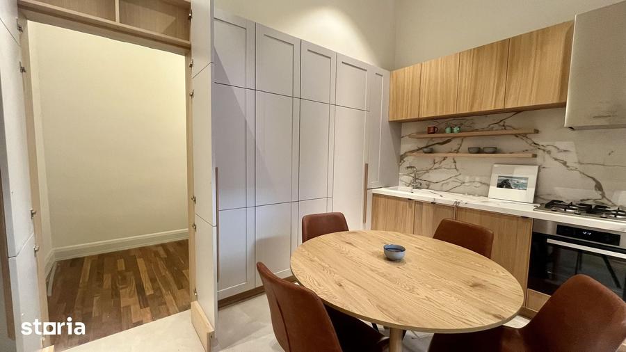Apartament cu 3 camere semidecomandat în P-ța Victoriei
