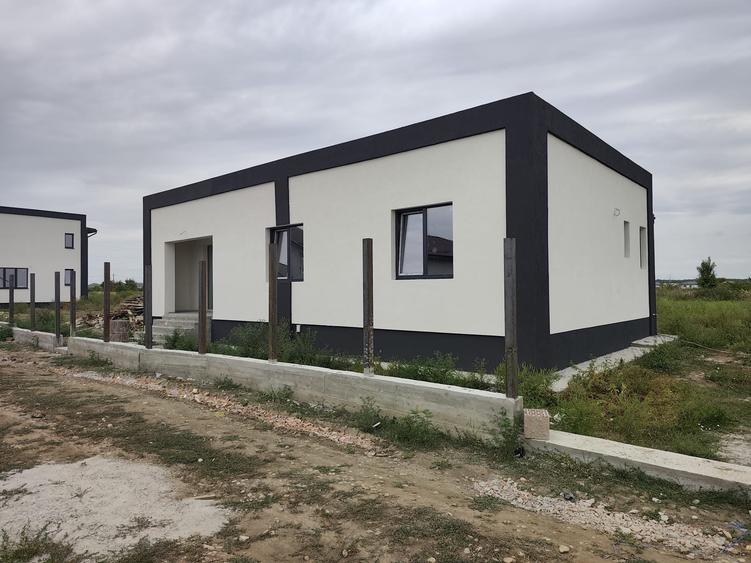 Casă individuală cu 3 camere cu Teren 500 Mp în Săbăreni