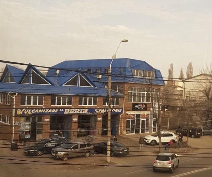 Spațiu comercial, de 1,100 mp, în Sârbi