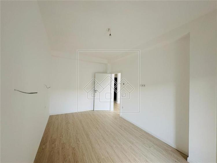 Apartament cu 2 camere decomandat în Exterior Vest