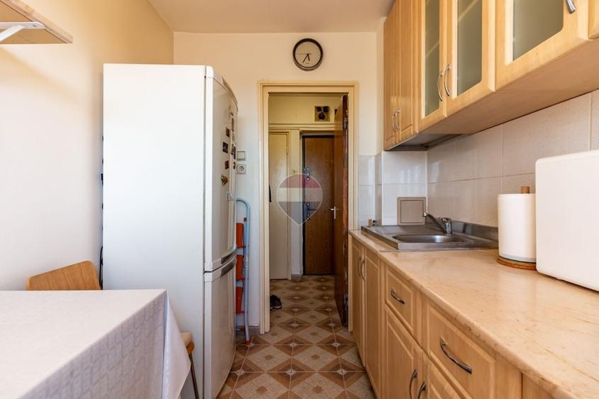 Apartament cu 3 camere semidecomandat în Obor