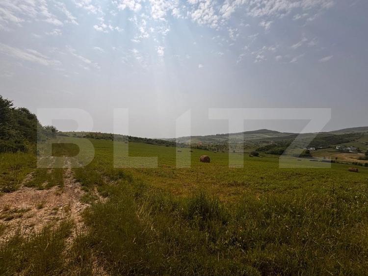 Teren Construcții intravilan de 900 mp, în Est