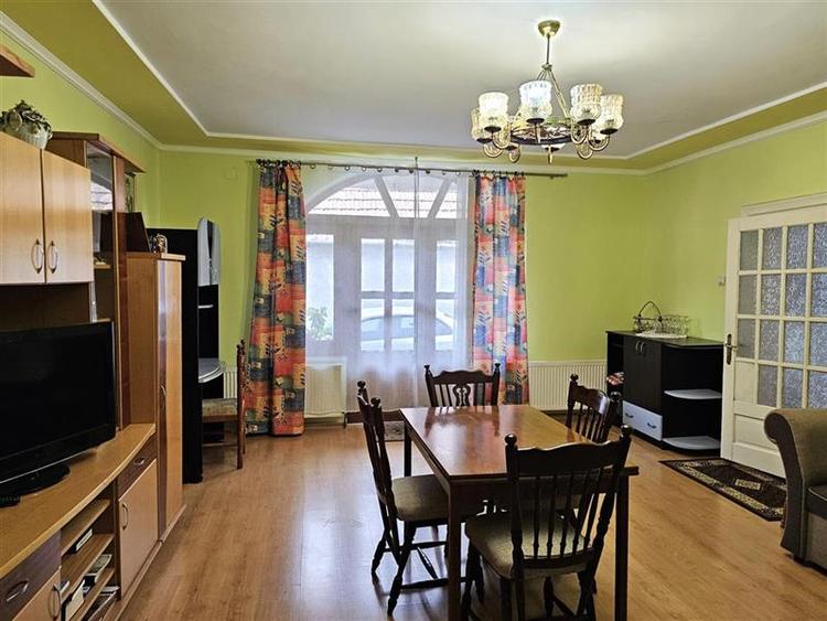 Casă cu 5 camere cu Teren 585 Mp în Rogerius