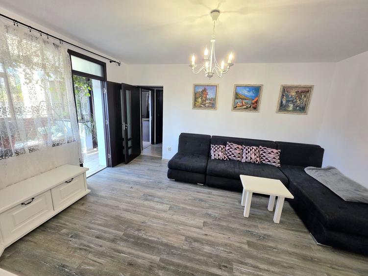 Apartament cu 3 camere semidecomandat în Faleza Nord
