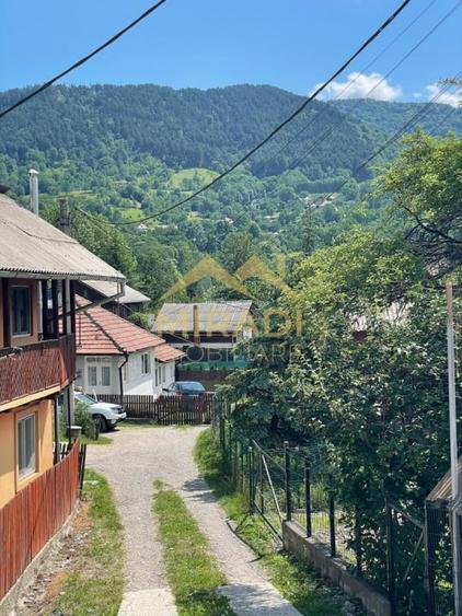Casă individuală cu 7 camere cu Teren 580 Mp în Valea Doftanei