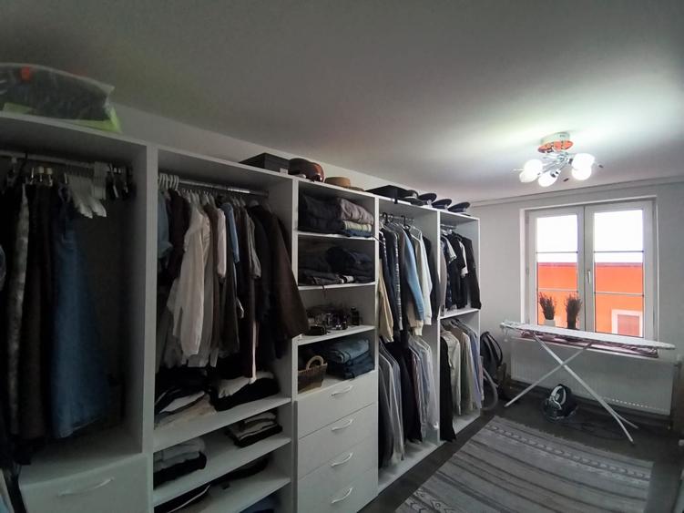 Apartament cu 4 camere decomandat, mobilat în Nord-Est