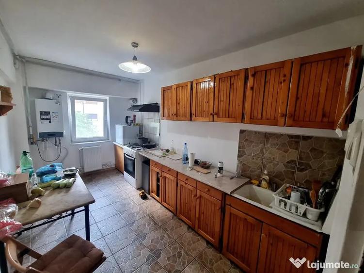 Apartament cu 4 camere decomandat în Est