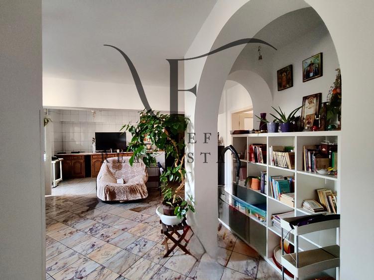 Apartament cu 4 camere semidecomandat în Pantelimon