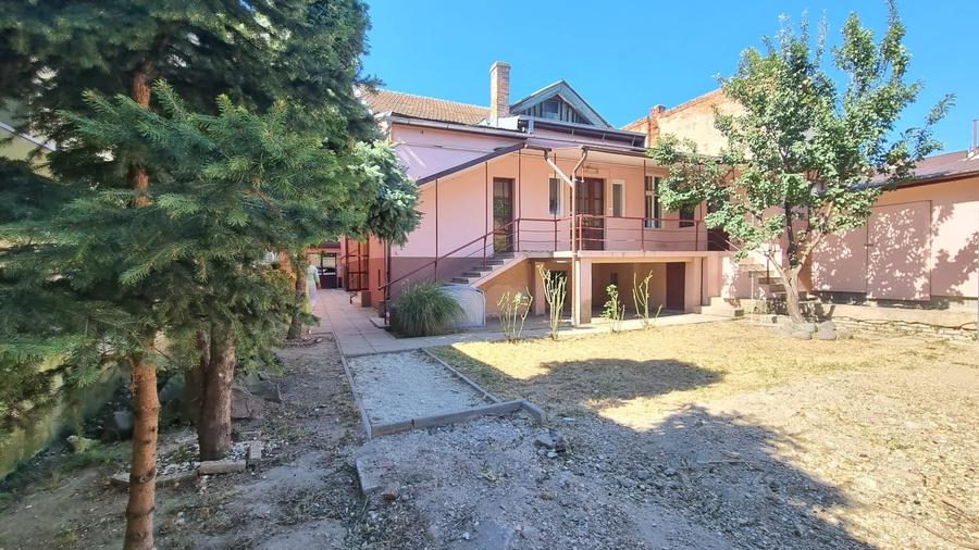 Casă individuală cu 5 camere cu Canalizare în Central