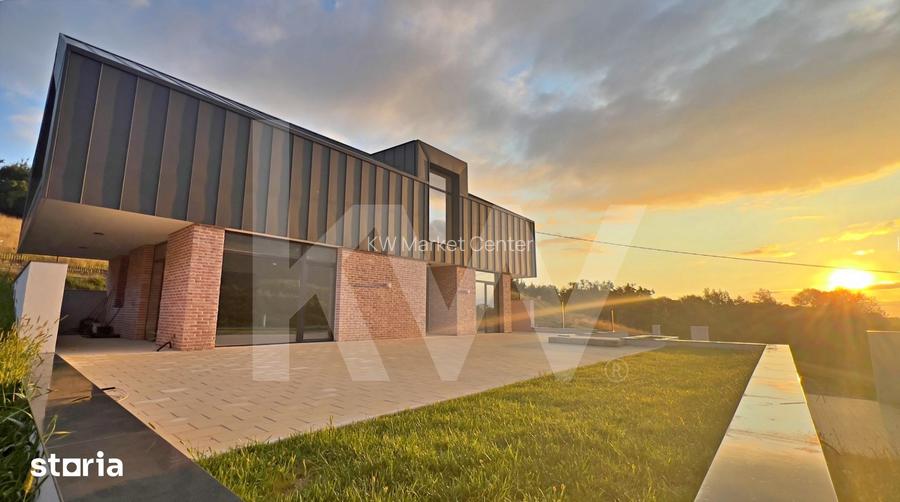 Casa arhitectura moderna cu panorama spre Muntii Fagaras si Cetatea Ci