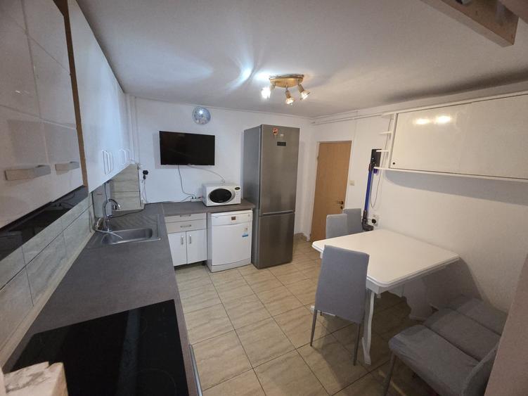 Apartament cu 3 camere decomandat în Micro 5