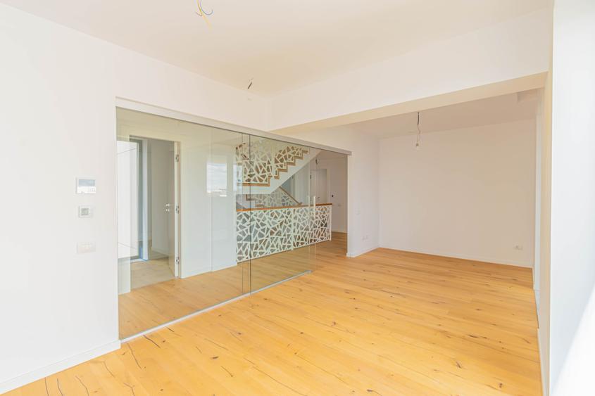 Apartament cu 6 camere decomandat în Aviației