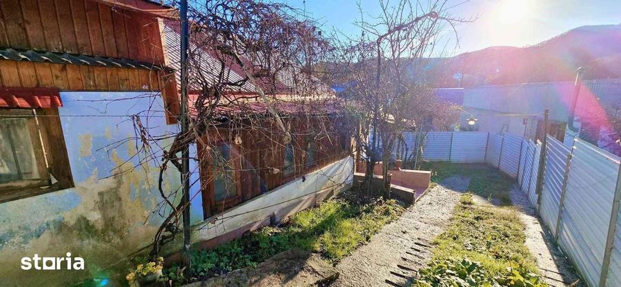 Casă cu 2 camere cu Teren 180 Mp în Păușești