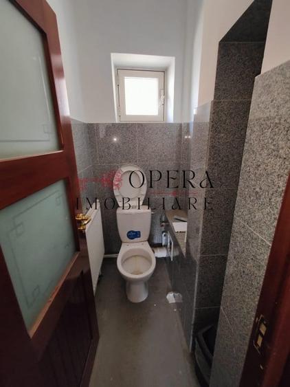 Casă individuală cu 11 camere cu Canalizare în Tătărași
