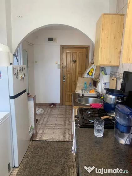 Apartament cu 3 camere semidecomandat, mobilat în Central