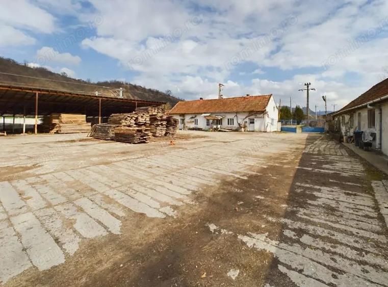 Spațiu comercial, de 1,280 mp, în Șoimoș
