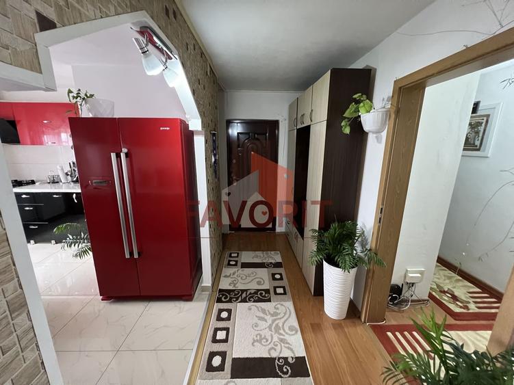 Apartament cu 4 camere decomandat, mobilat în Girocului