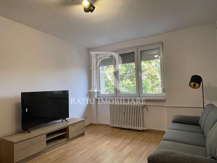 Apartament cu 3 camere semidecomandat, mobilat în Centru Civic