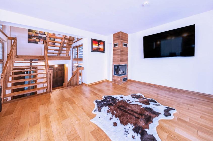 Casă cu 6 camere cu Teren 461 Mp în Central