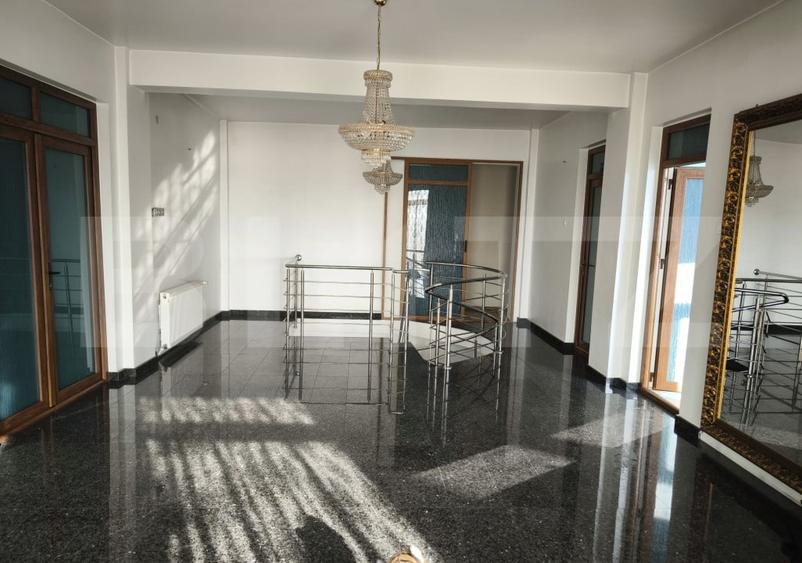 Casă individuală cu 15 camere cu Canalizare în Calea Severinului