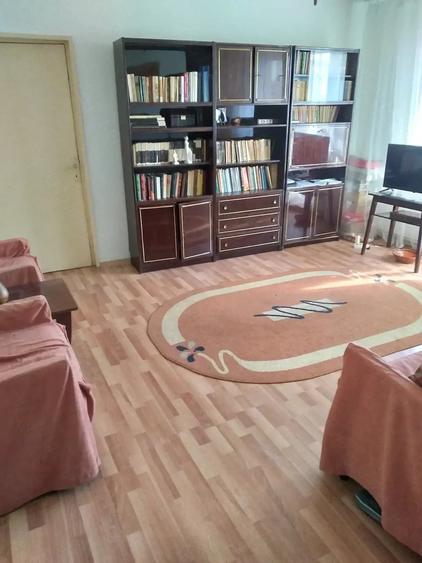 Apartament cu 3 camere semidecomandat în Est