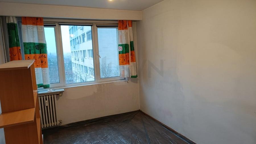 Apartament cu 3 camere semidecomandat în Grivița