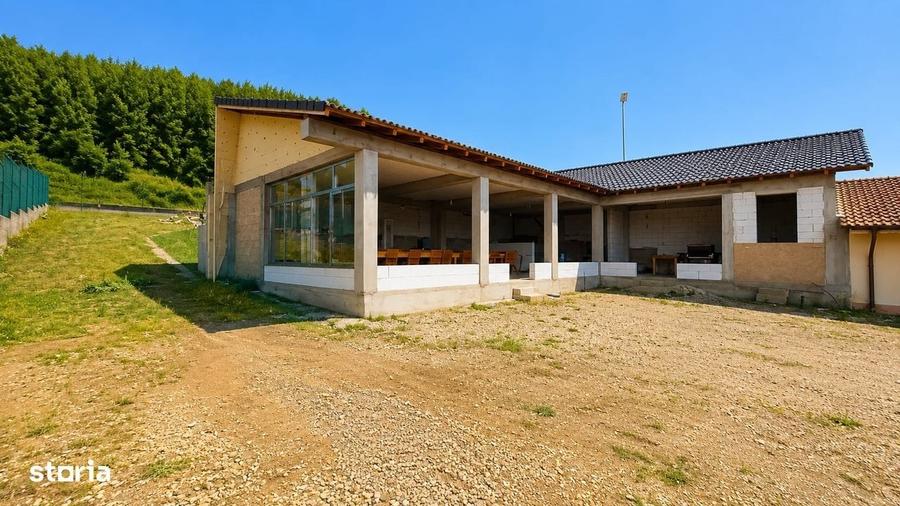 Casă cu 4 camere cu Teren 2100 Mp în Central