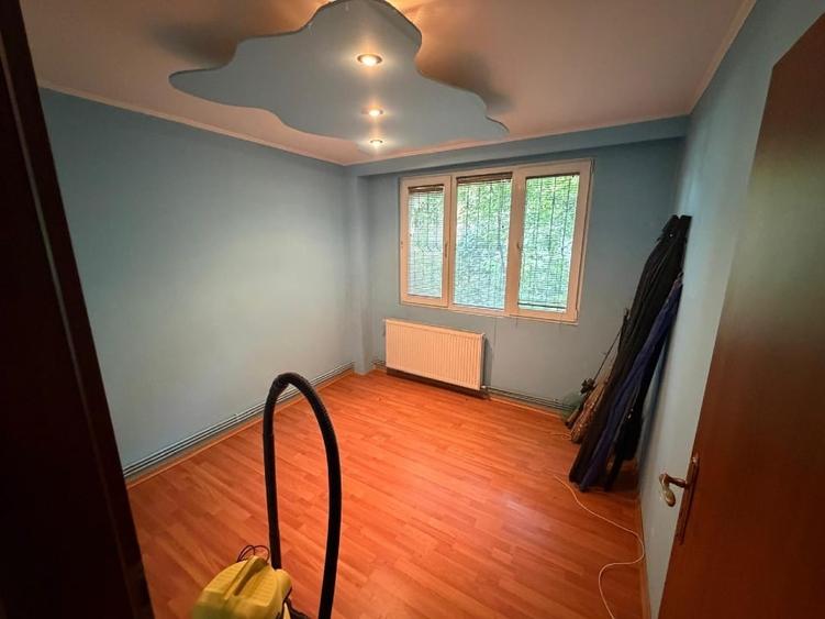 Apartament cu 3 camere semidecomandat, mobilat în Drumul Taberei
