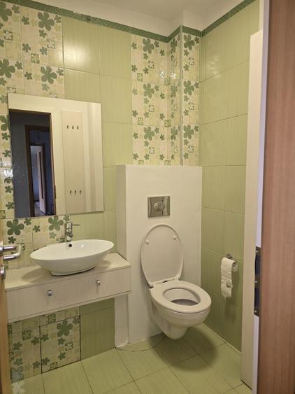 Apartament cu 3 camere semidecomandat în Medicină