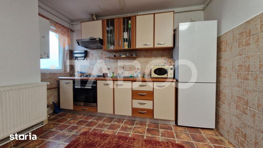 Apartament cu 3 camere decomandat, mobilat în Trei Stejari