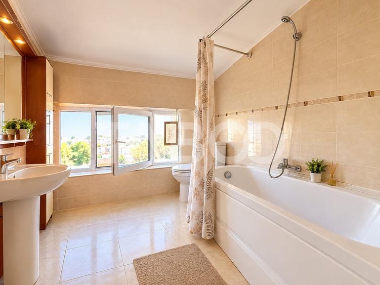 Apartament cu 3 camere semidecomandat, mobilat în Bună Ziua