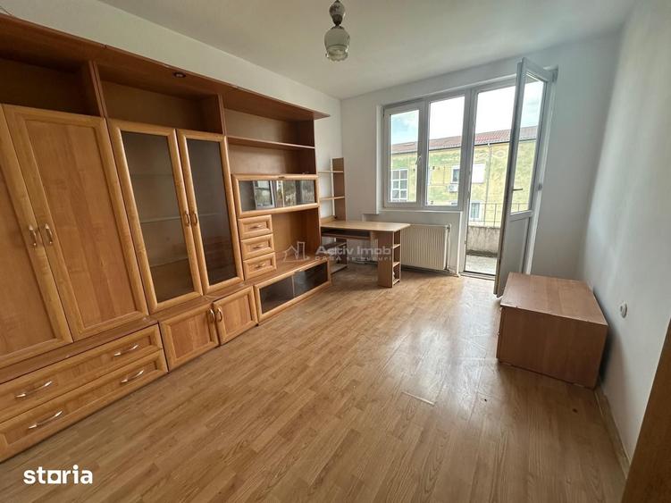 Apartament cu 3 camere semidecomandat în Central