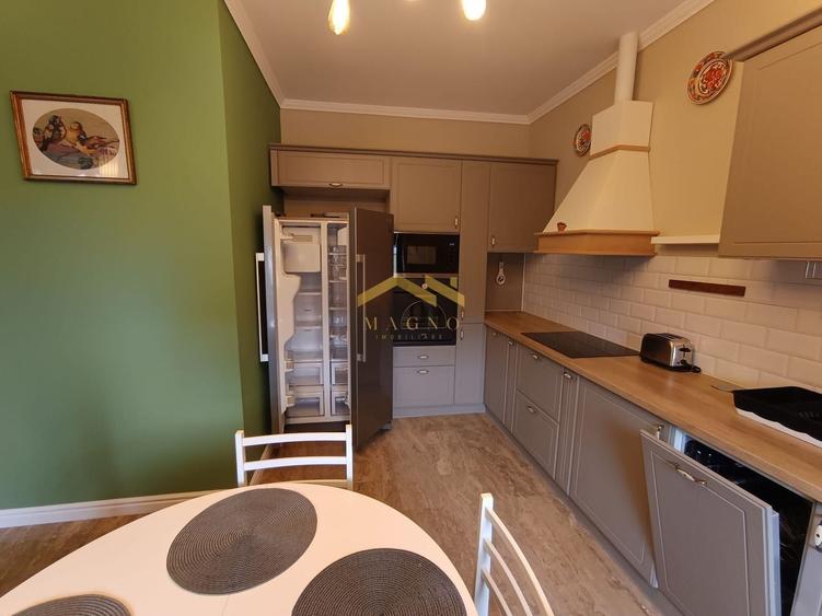 Apartament cu 3 camere decomandat, mobilat în Intim