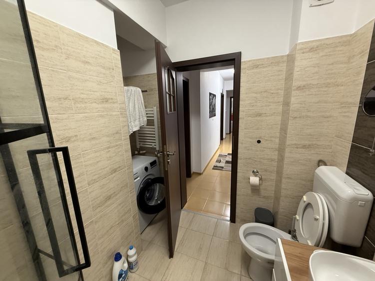 Apartament cu 3 camere semidecomandat, mobilat în Prelungirea Ghencea