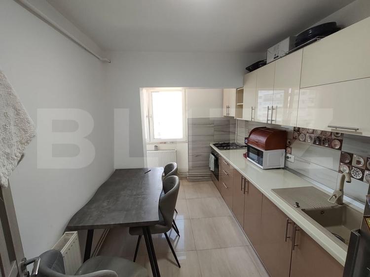 Apartament cu 3 camere decomandat, mobilat în Micro 6