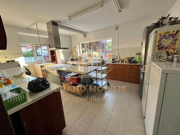 Casă individuală cu 12 camere cu Piscina în Complex Studențesc