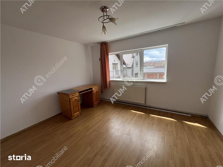 Apartament cu 3 camere decomandat, mobilat în Trei Stejari