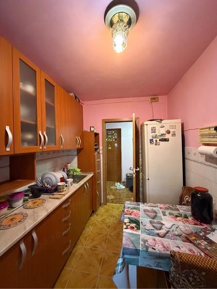 Apartament cu 3 camere semidecomandat, mobilat în Central