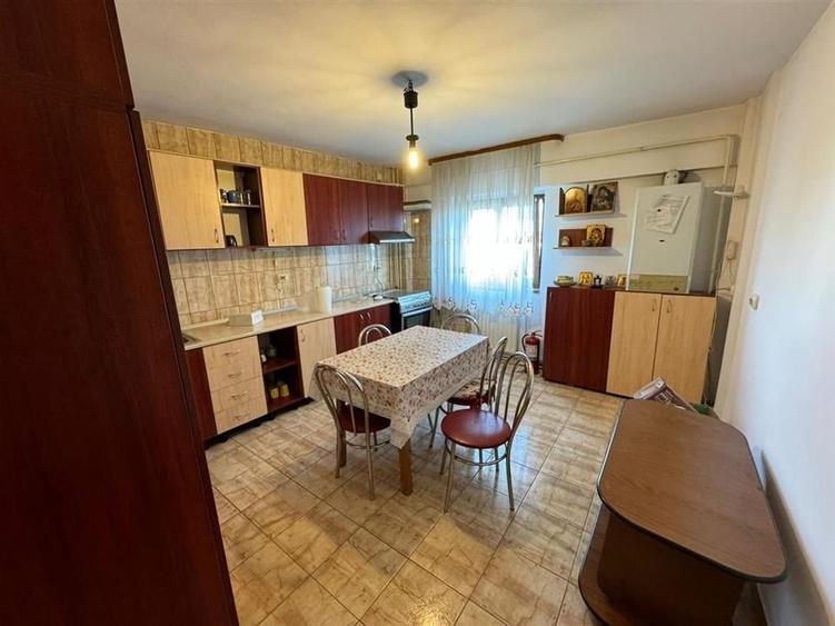 Apartament cu 4 camere decomandat în Vest