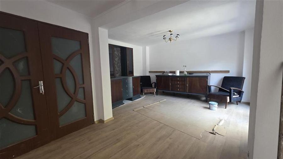 Casă individuală cu 6 camere cu Teren 341 Mp în 1 Mai
