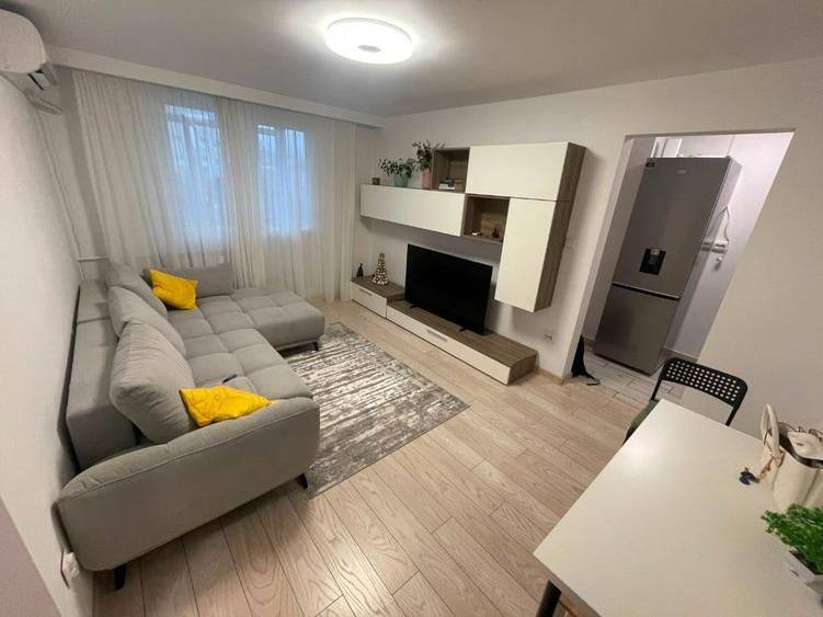 Apartament cu 3 camere semidecomandat în Giurgiului