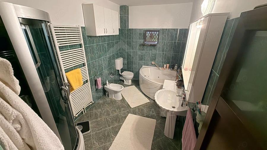 Casă cu 8 camere cu Teren 741 Mp în Central